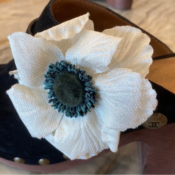 Chanel black suede clogs - size 40. What flower side detail gently worn - Picture 11 of 12